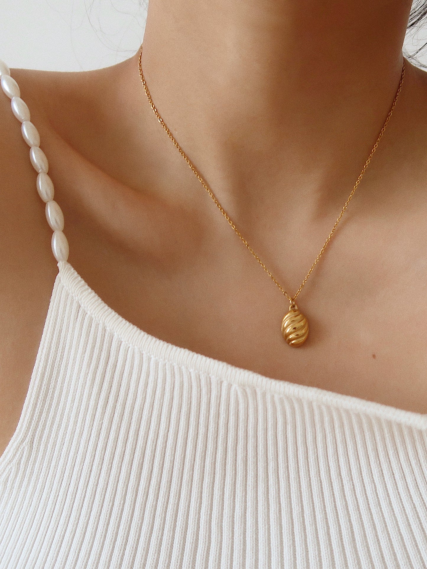 Gold Pendant Necklace