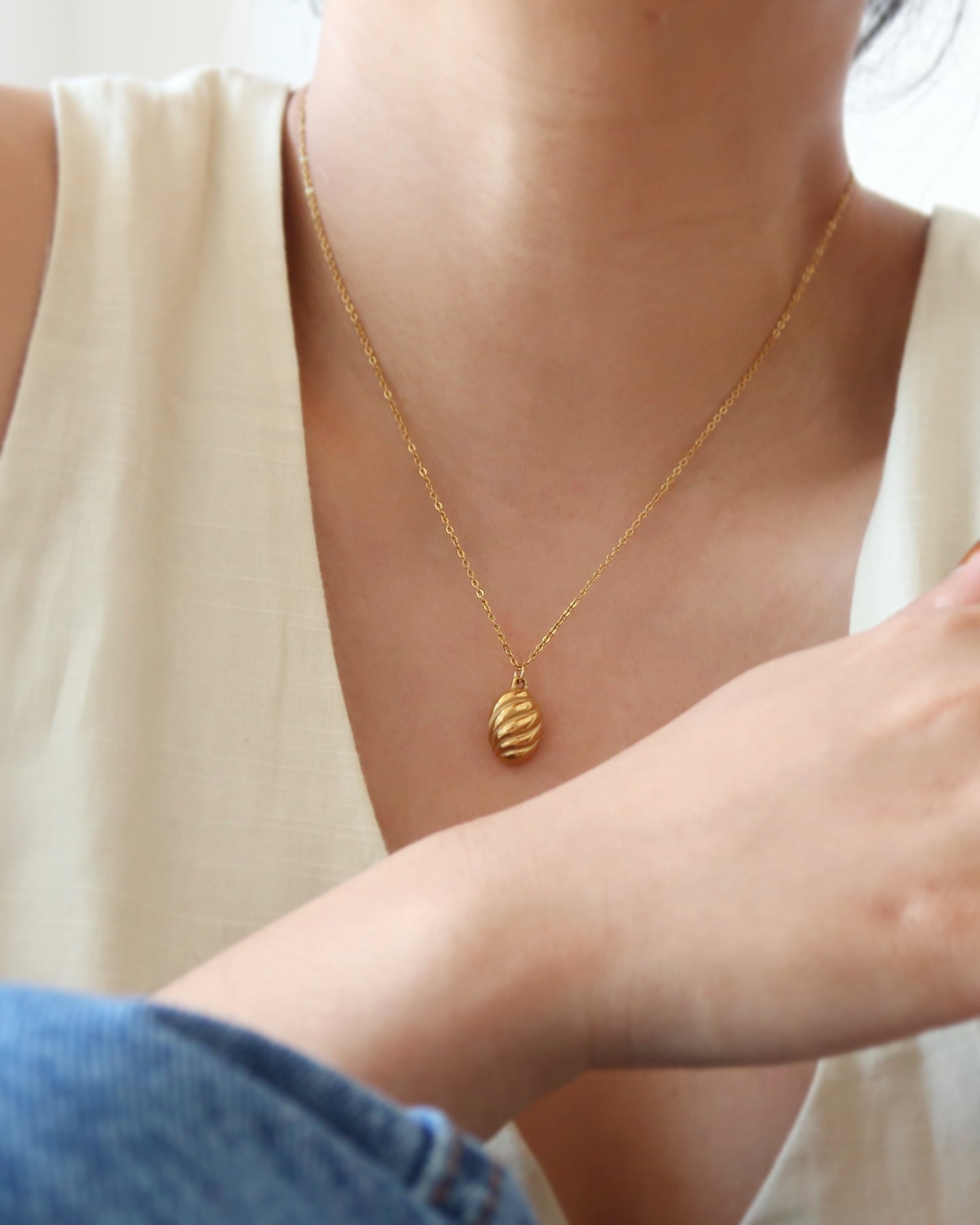 Gold Pendant Necklace